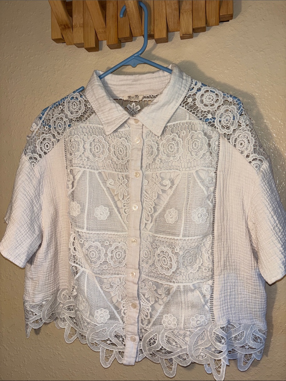 EUC MISS ME creamy off-white, cropped button-down shirt featuring intricate
